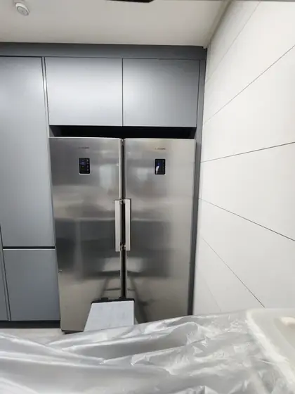 냉장고장 시공 — 문짝까지 마친 모습